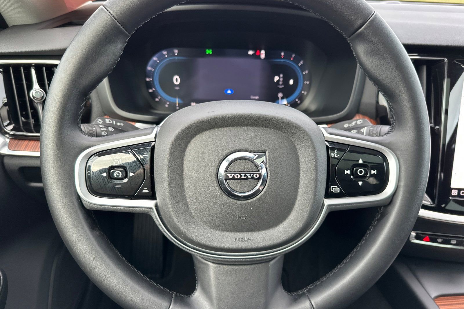 Used 2025 Volvo V60 B5 Cross Country Plus image 25