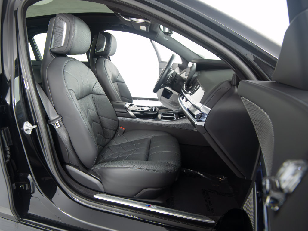 Used 2023 BMW 760i xDrive AWD/4WD image 43