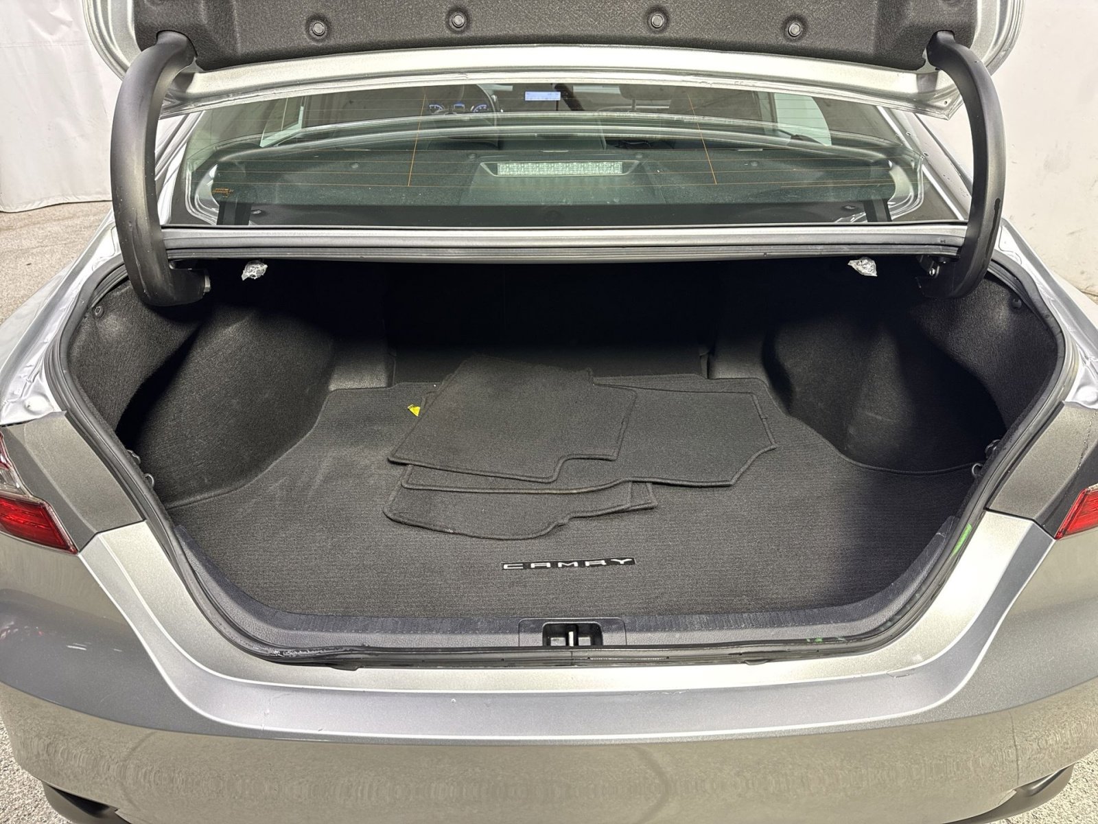 Used 2022 Toyota Camry LE image 29