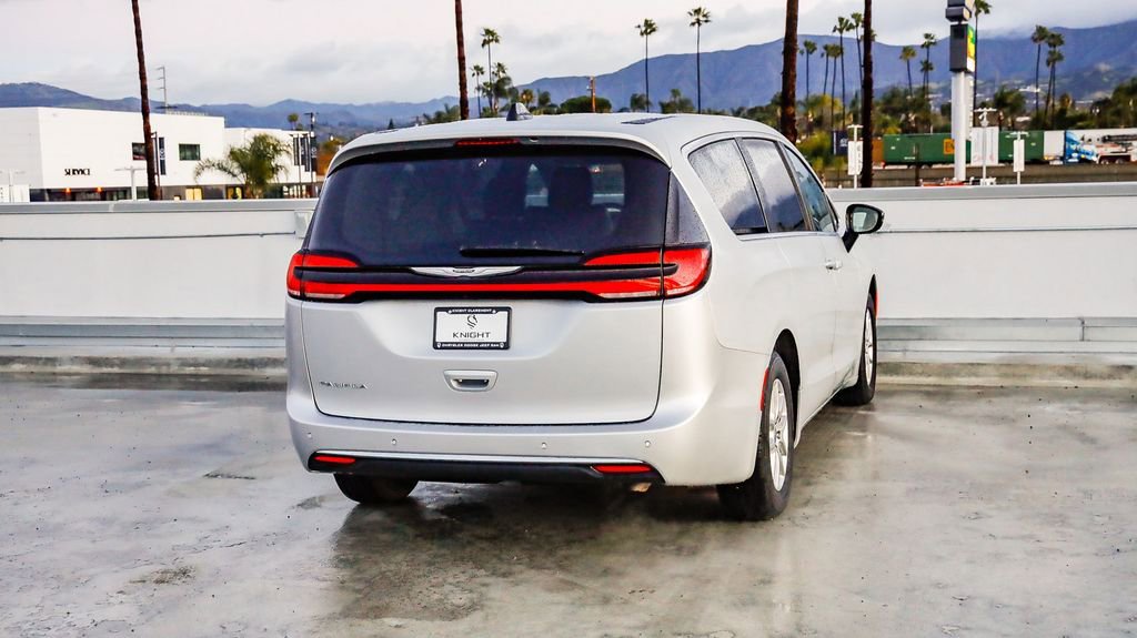 Certified 2024 Chrysler Pacifica Touring-L image 9