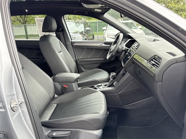 Used 2024 Volkswagen Tiguan SE R-Line image 31