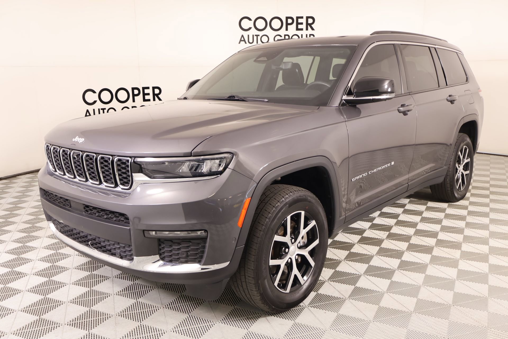 Used 2024 Jeep Grand Cherokee L Limited w/ Luxury Tech Group II AWD/4WD image 11