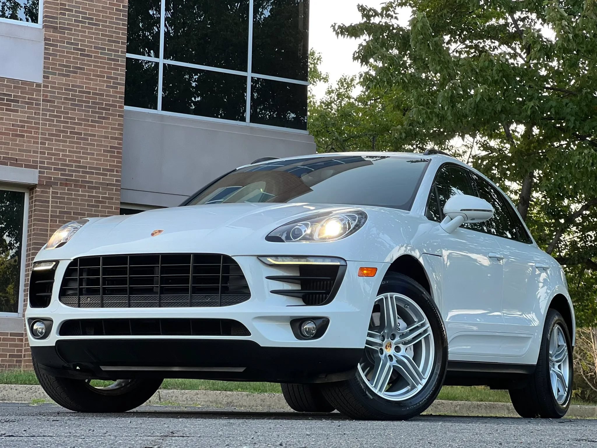 Used 2017 Porsche Macan S AWD/4WD image 10