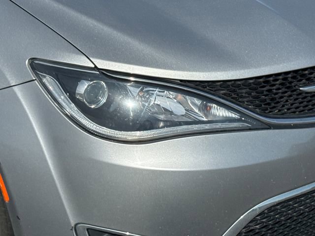Used 2017 Chrysler Pacifica Touring-L FWD image 9