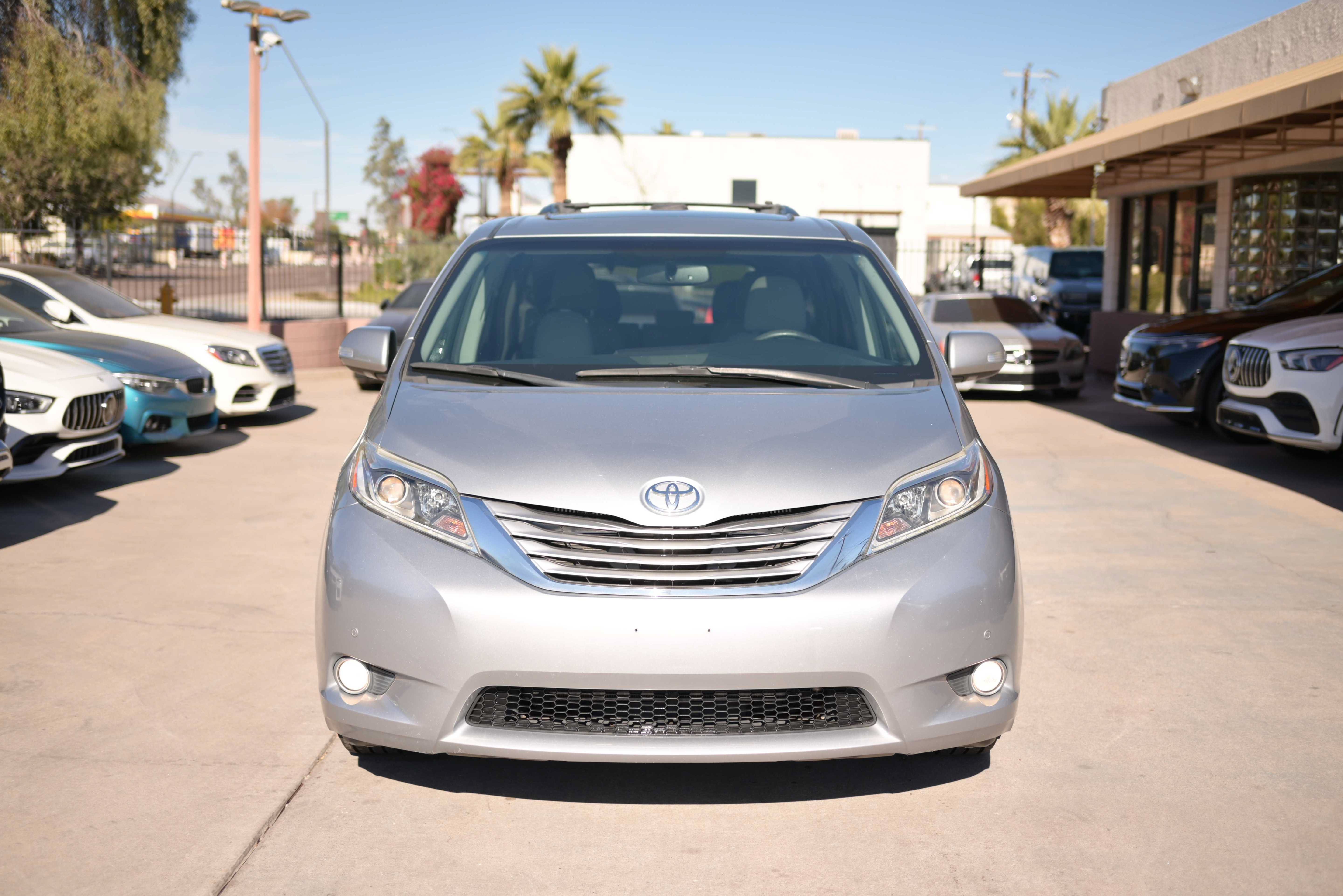 Used 2017 Toyota Sienna Limited FWD image 2