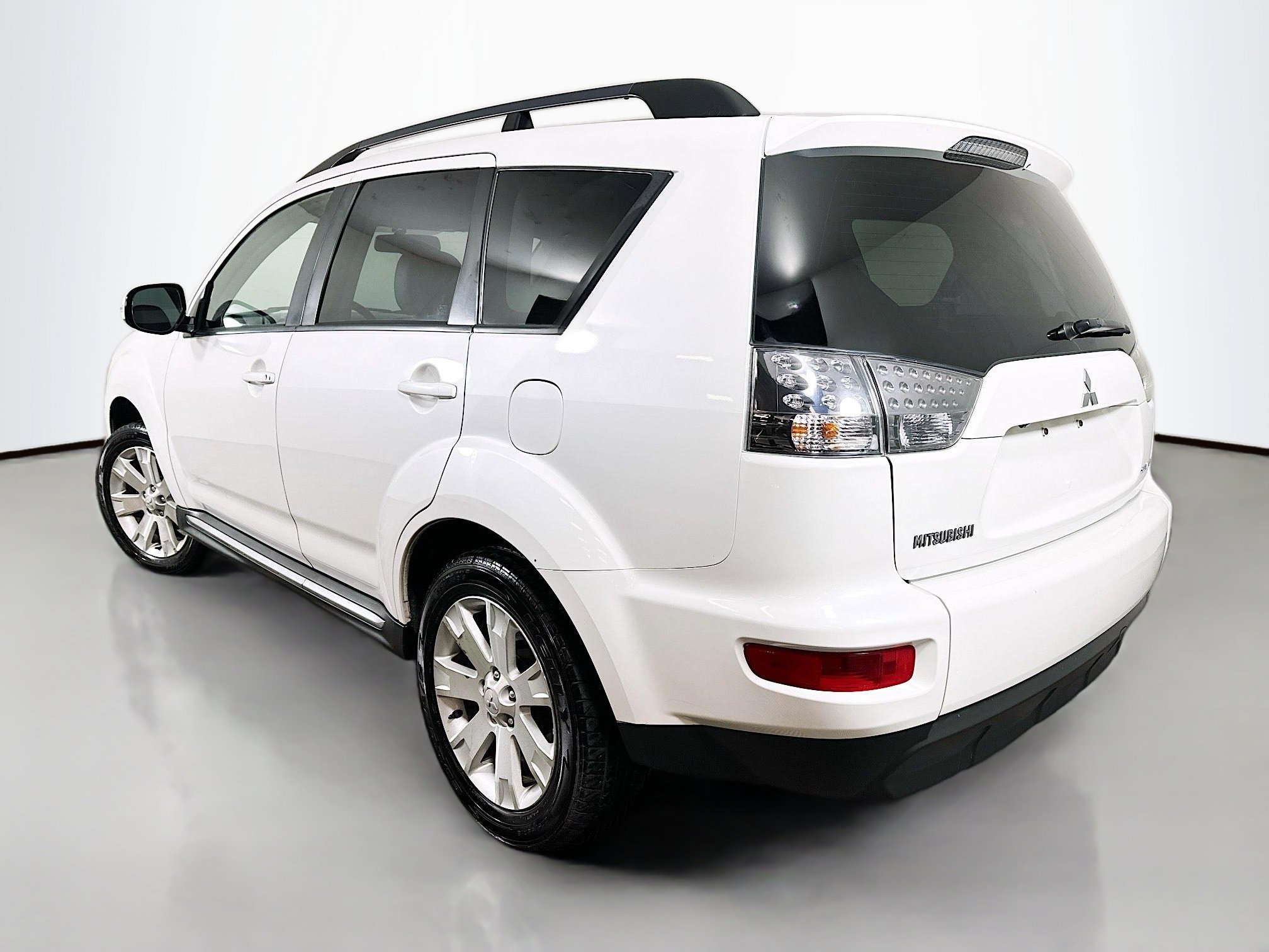 Used 2011 Mitsubishi Outlander SE image 5