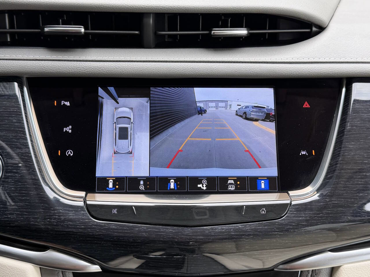 Used 2024 Cadillac XT6 Premium Luxury w/ Technology Package AWD/4WD image 31