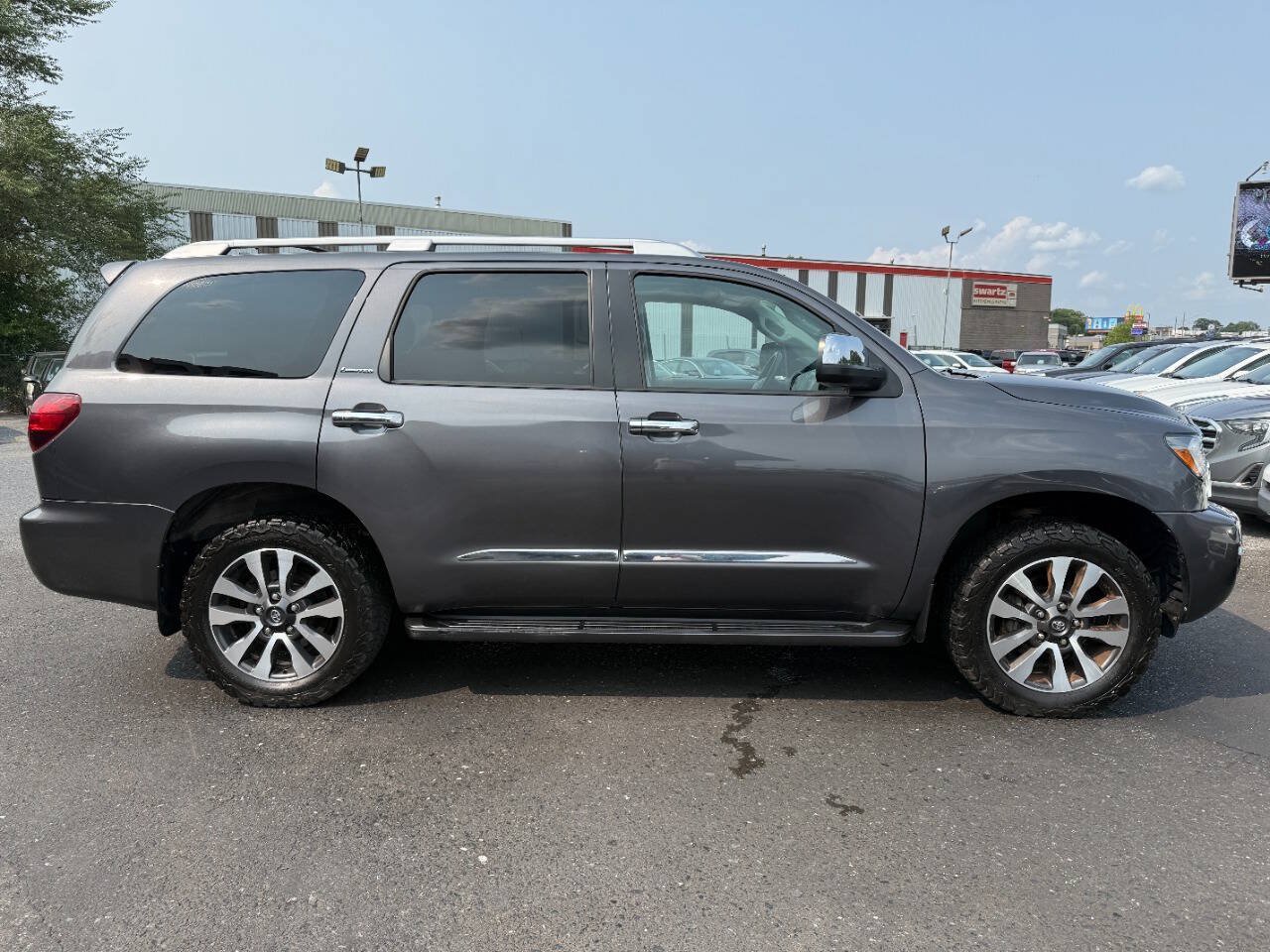 Used 2018 Toyota Sequoia Limited w/ Safety & Convenience Package AWD/4WD image 4