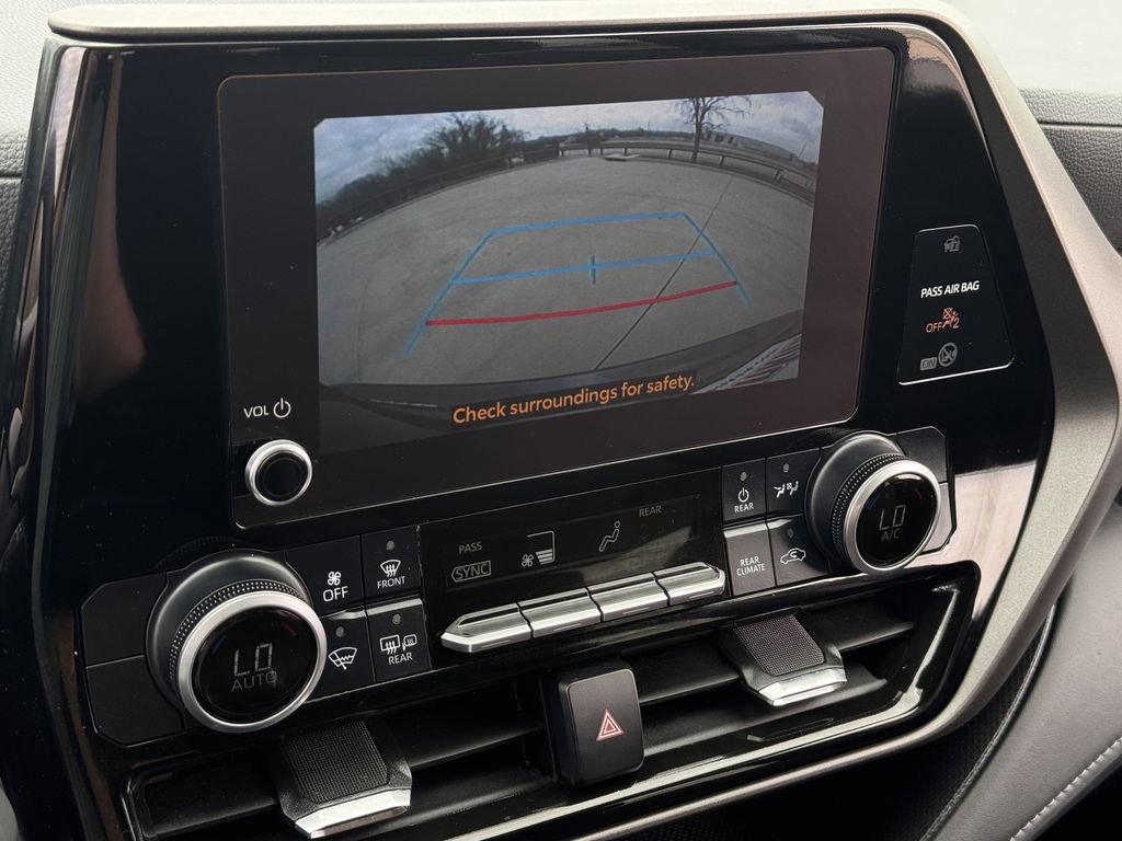 Used 2024 Toyota Highlander LE AWD/4WD image 18
