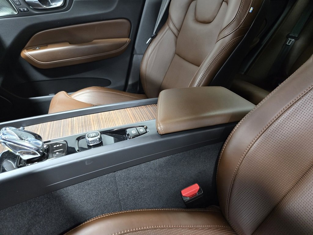 Used 2022 Volvo XC60 B5 Inscription w/ Advanced Package image 29
