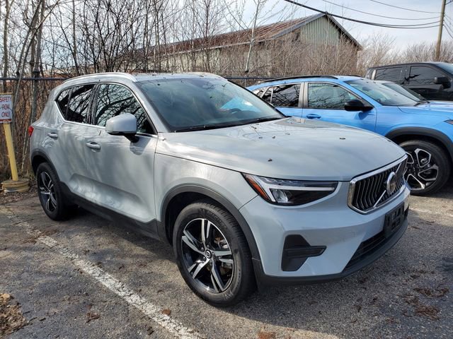 Used 2025 Volvo XC40 B5 Core AWD/4WD image 1