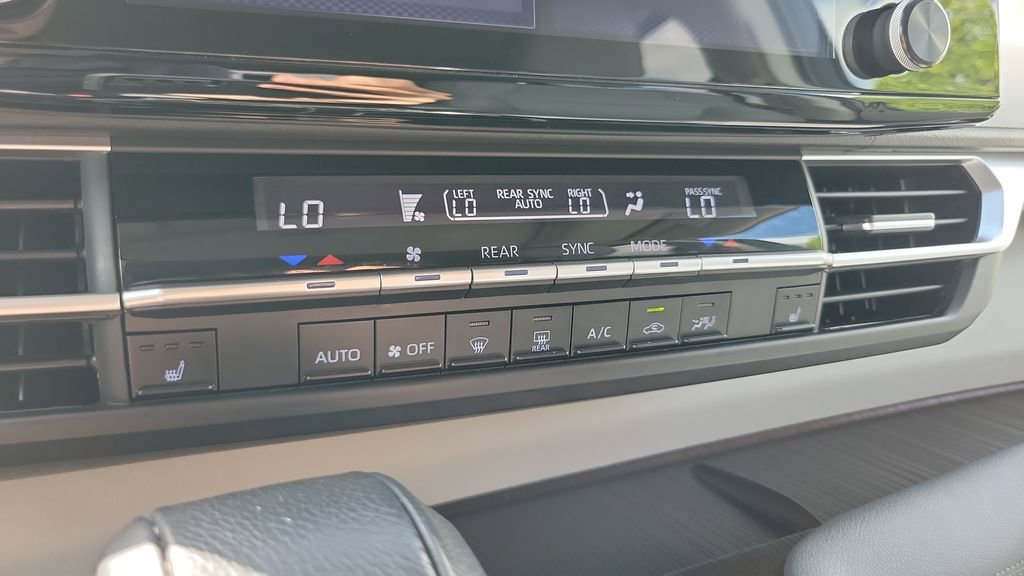 Certified 2024 Toyota Sienna XLE FWD image 20