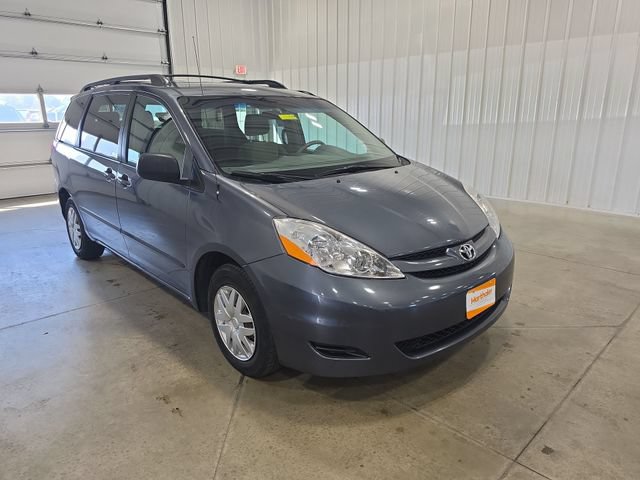 Used 2007 Toyota Sienna LE w/ LE Pkg 2 FWD image 2