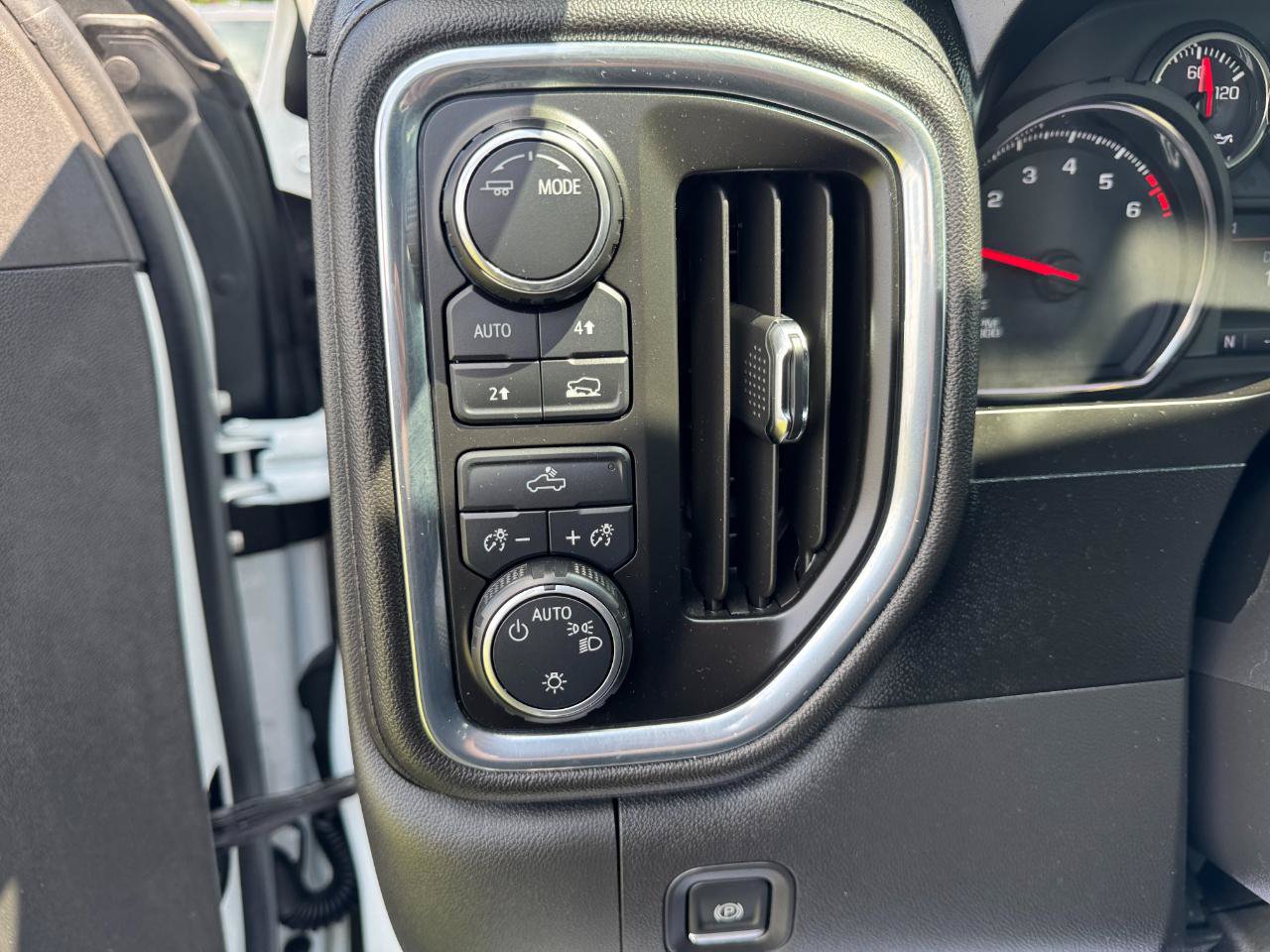 Used 2020 Chevrolet Silverado 1500 LT w/ Remote Start Package AWD/4WD image 23