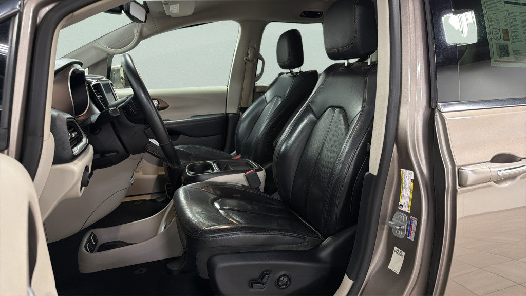 Used 2018 Chrysler Pacifica Touring-L FWD image 16
