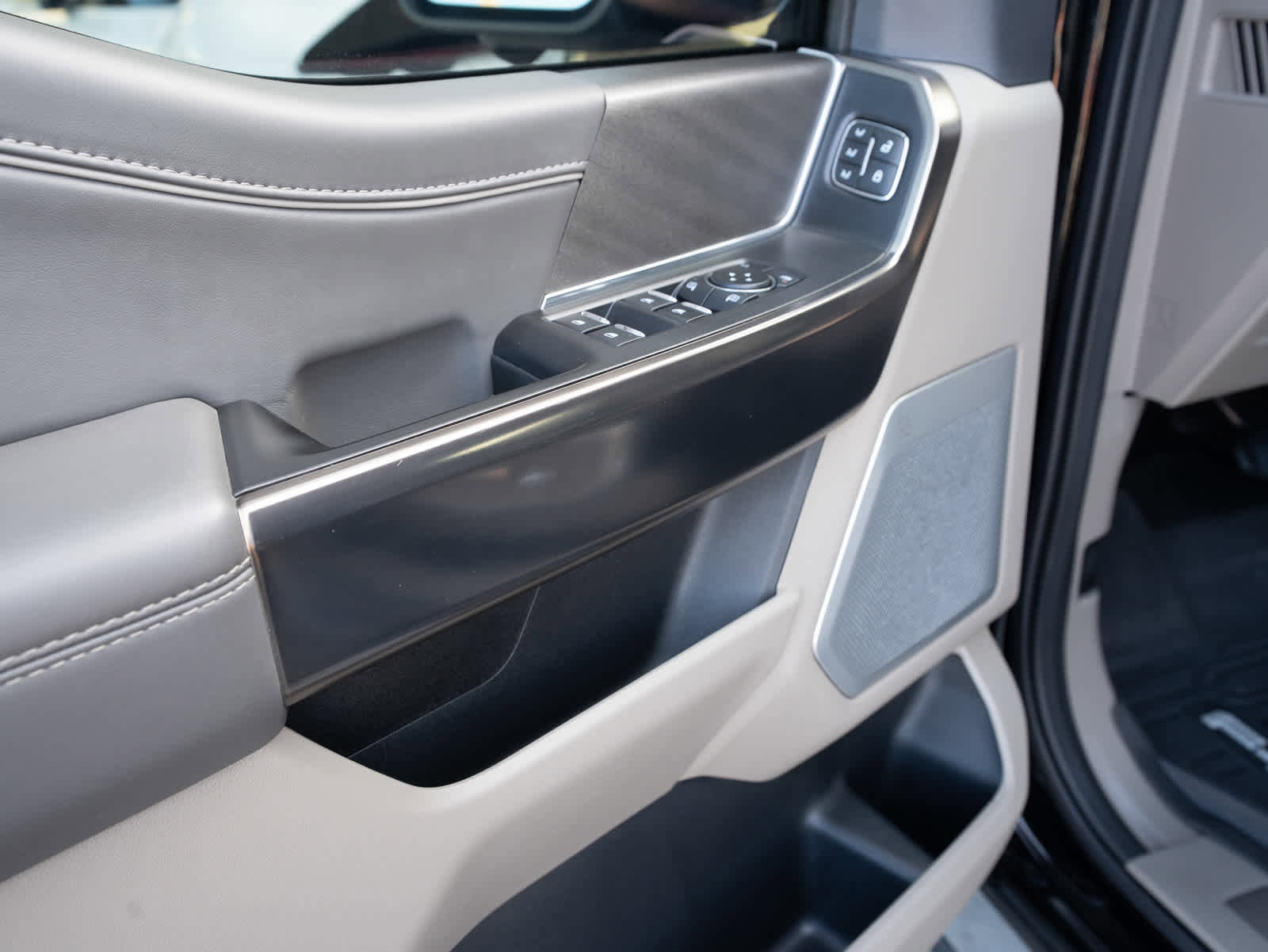 Used 2024 Ford F150 Platinum w/ Equipment Group 703A Plus image 17