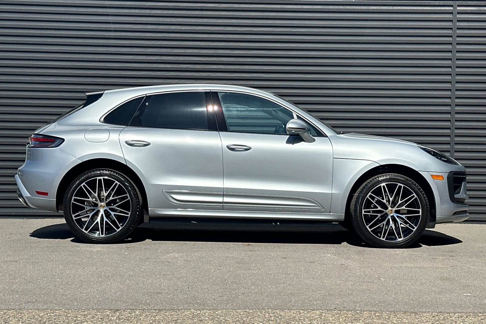 Used 2025 Porsche Macan AWD/4WD image 9