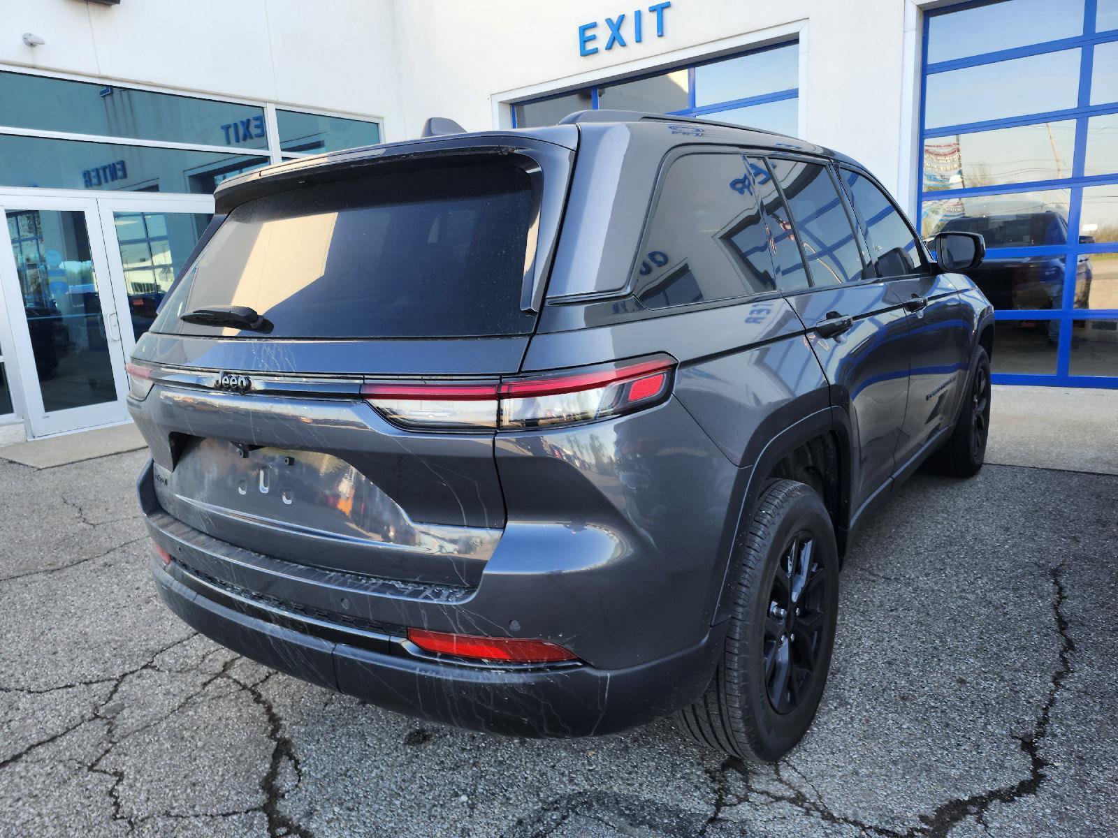 Used 2024 Jeep Grand Cherokee Altitude image 5