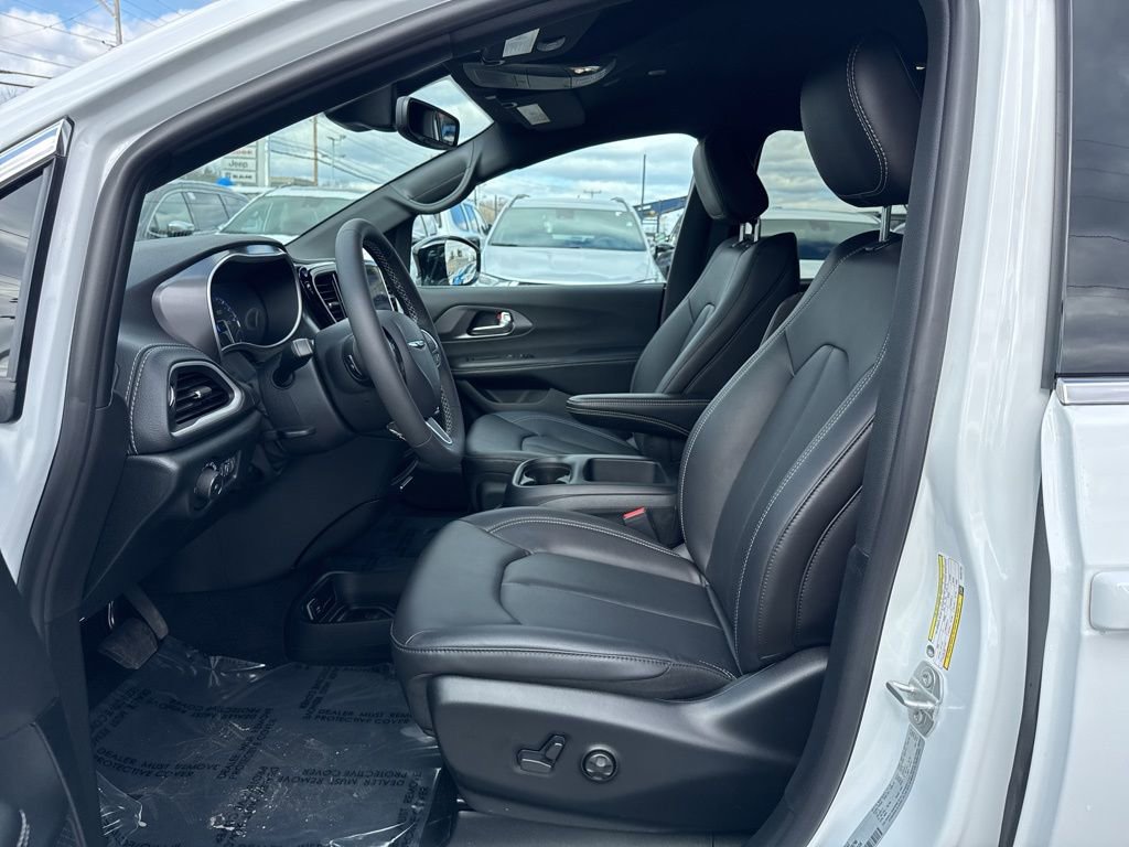 New 2026 Chrysler Pacifica Select FWD image 17