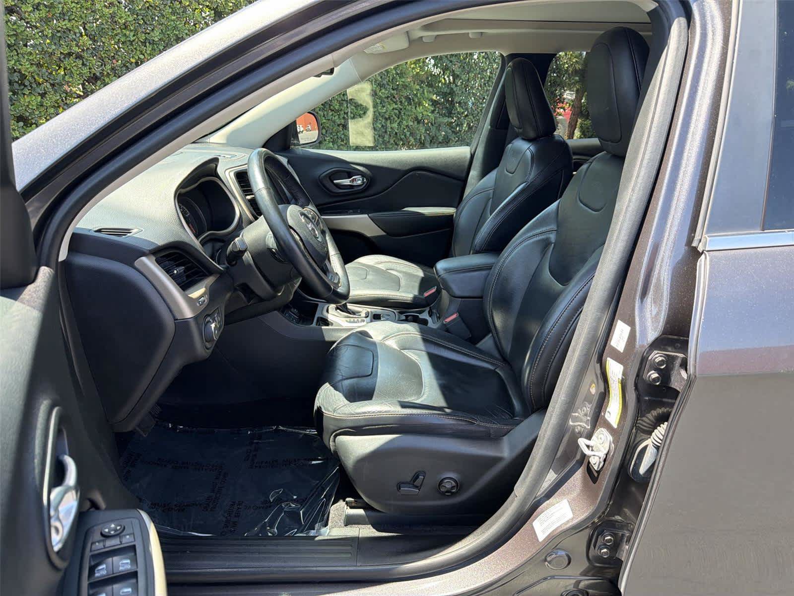 Used 2017 Jeep Cherokee Limited FWD image 12