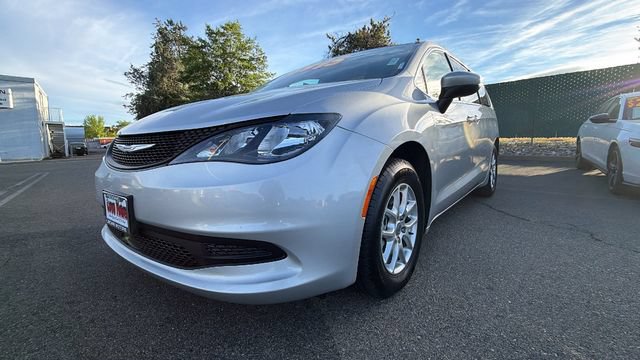 Used 2023 Chrysler Voyager LX FWD image 9