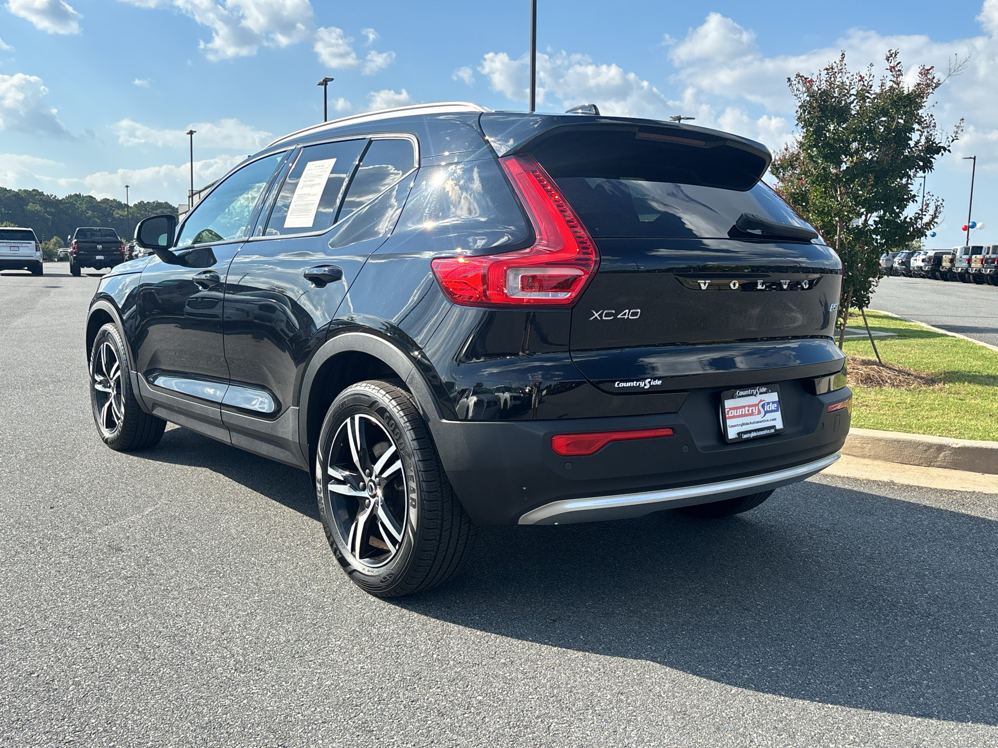 Used 2023 Volvo XC40 B5 Core AWD/4WD image 7