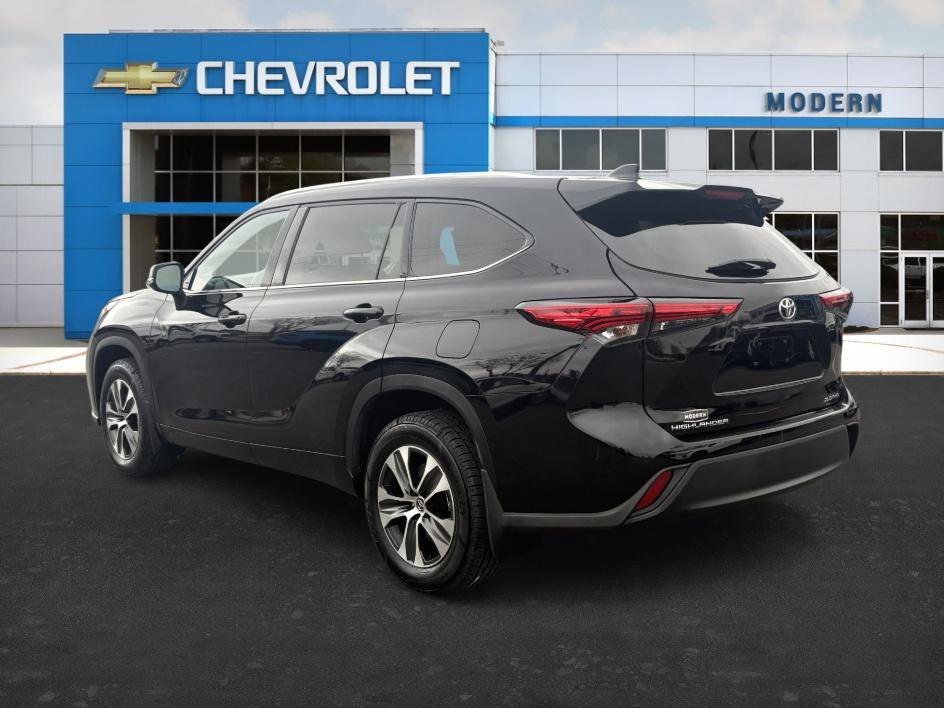 Used 2021 Toyota Highlander XLE image 3