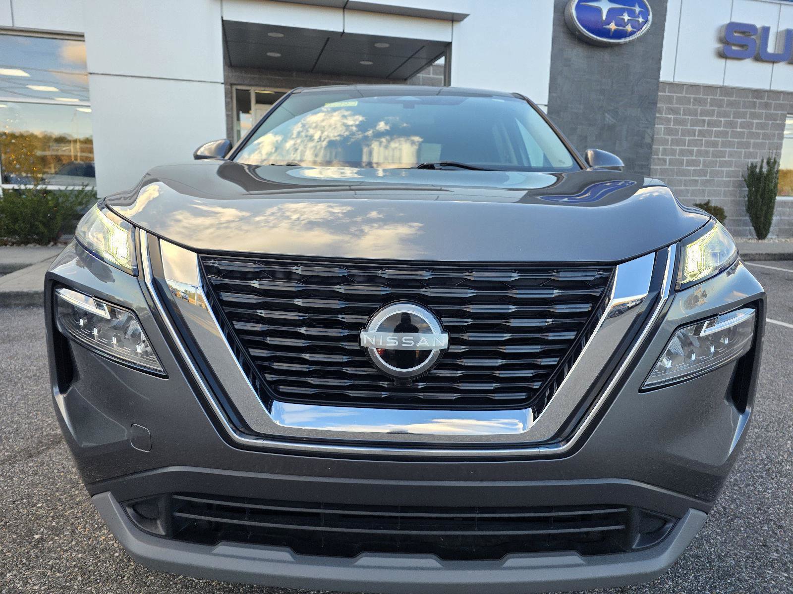 Used 2023 Nissan Rogue SV image 2