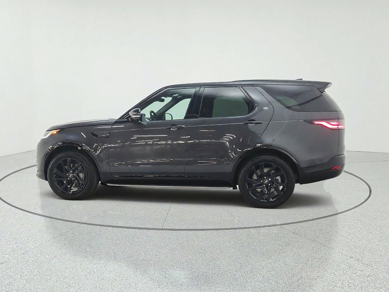 Used 2024 Land Rover Discovery Dynamic SE AWD/4WD image 8