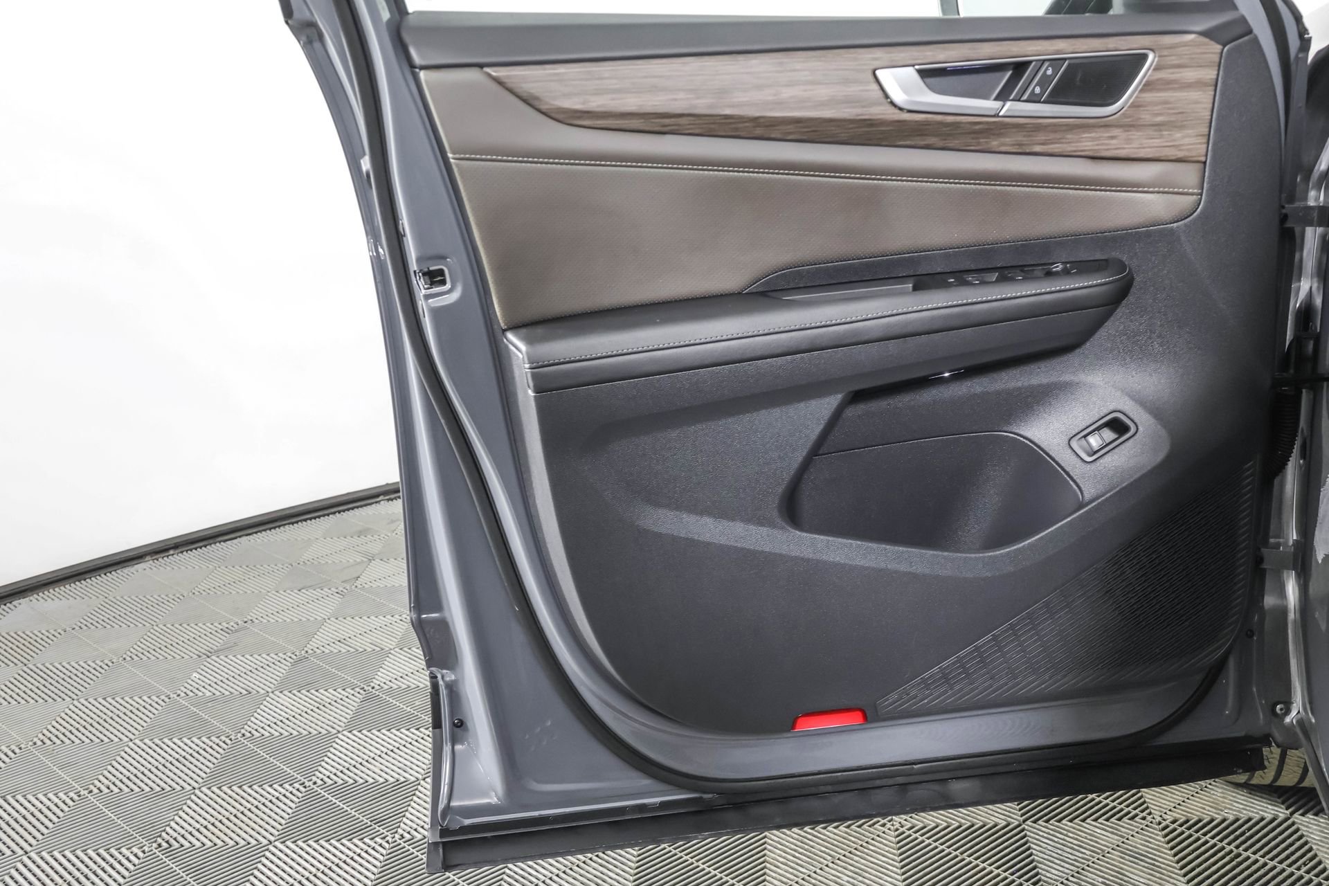 Used 2025 Volkswagen Atlas SEL image 31