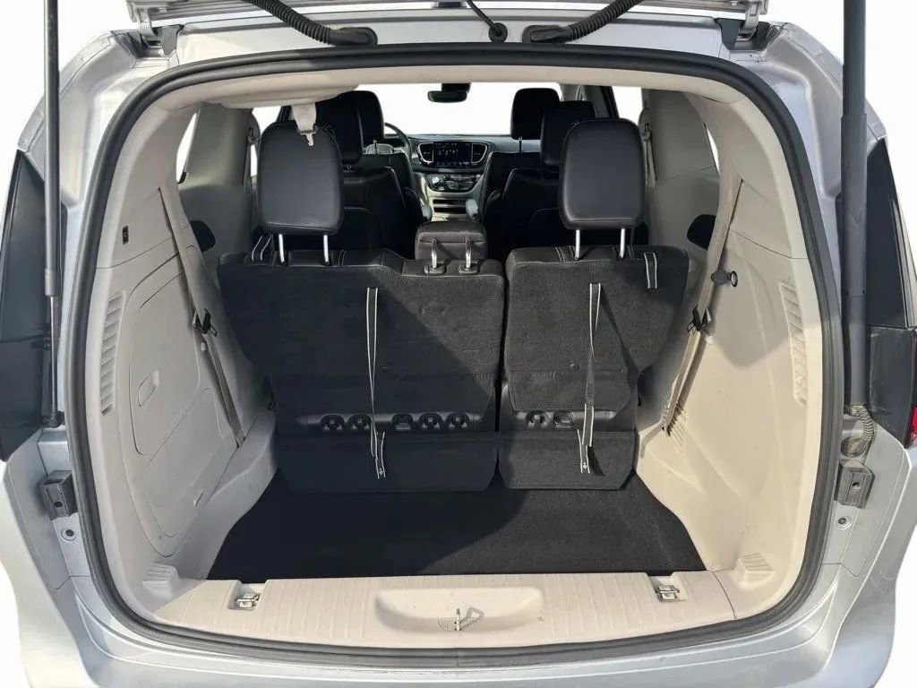 Used 2023 Chrysler Pacifica Touring-L image 29