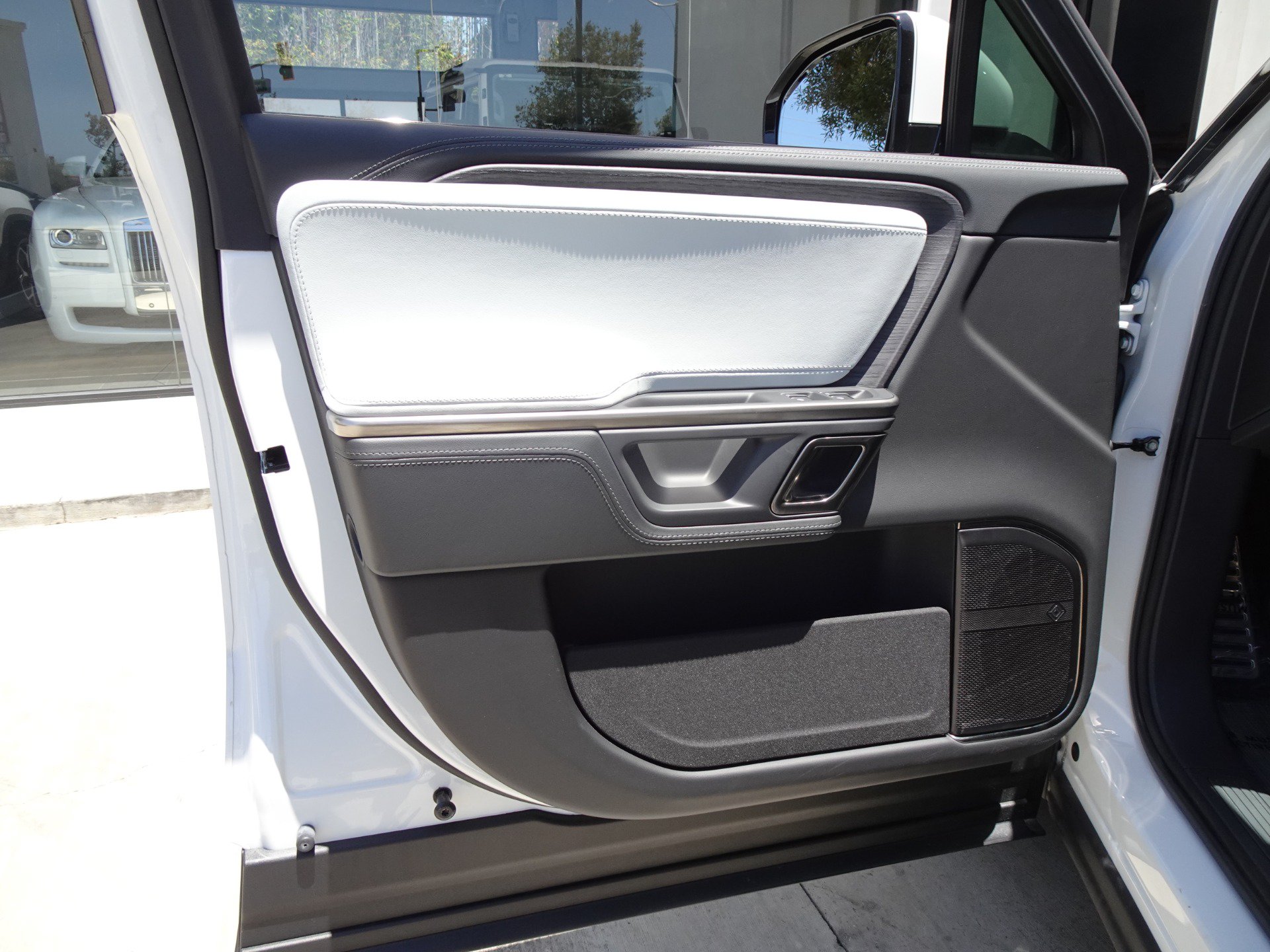 Used 2024 Rivian R1S Adventure AWD/4WD image 13