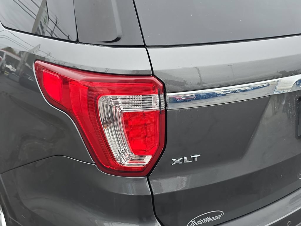 Used 2017 Ford Explorer XLT w/ Equipment Group 202A AWD/4WD image 35