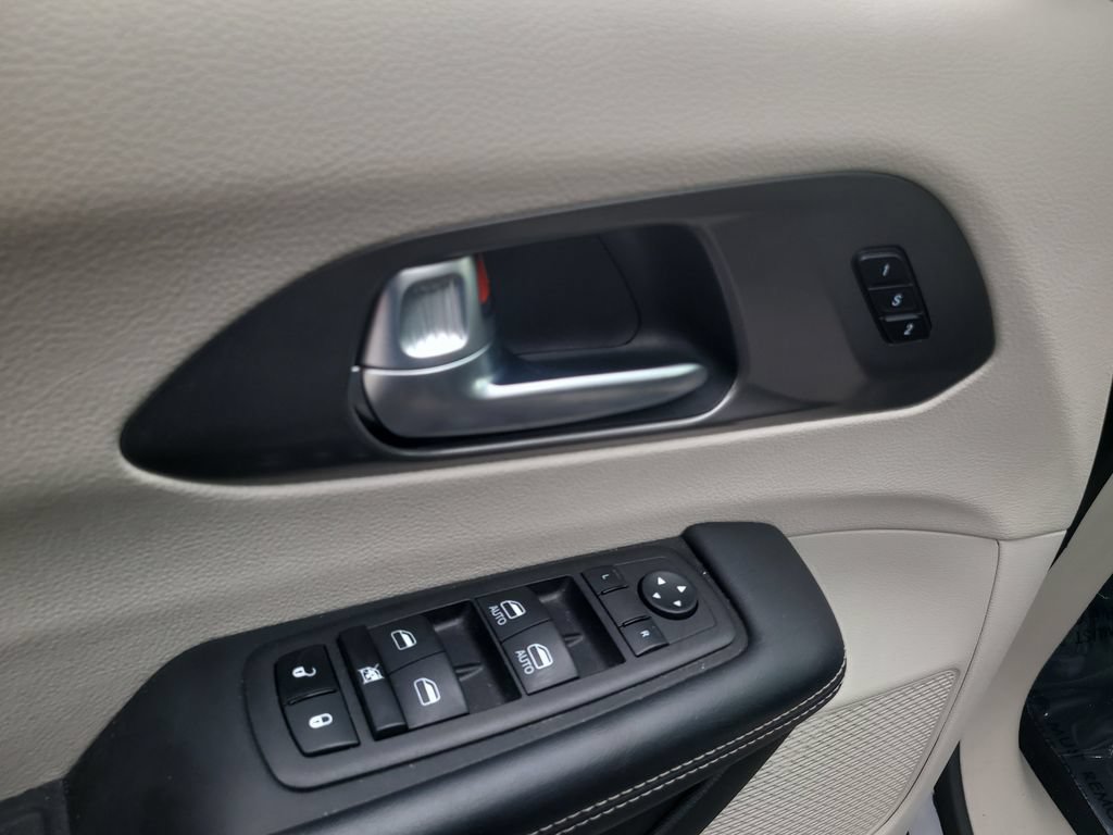 Certified 2023 Chrysler Pacifica Touring-L FWD image 18