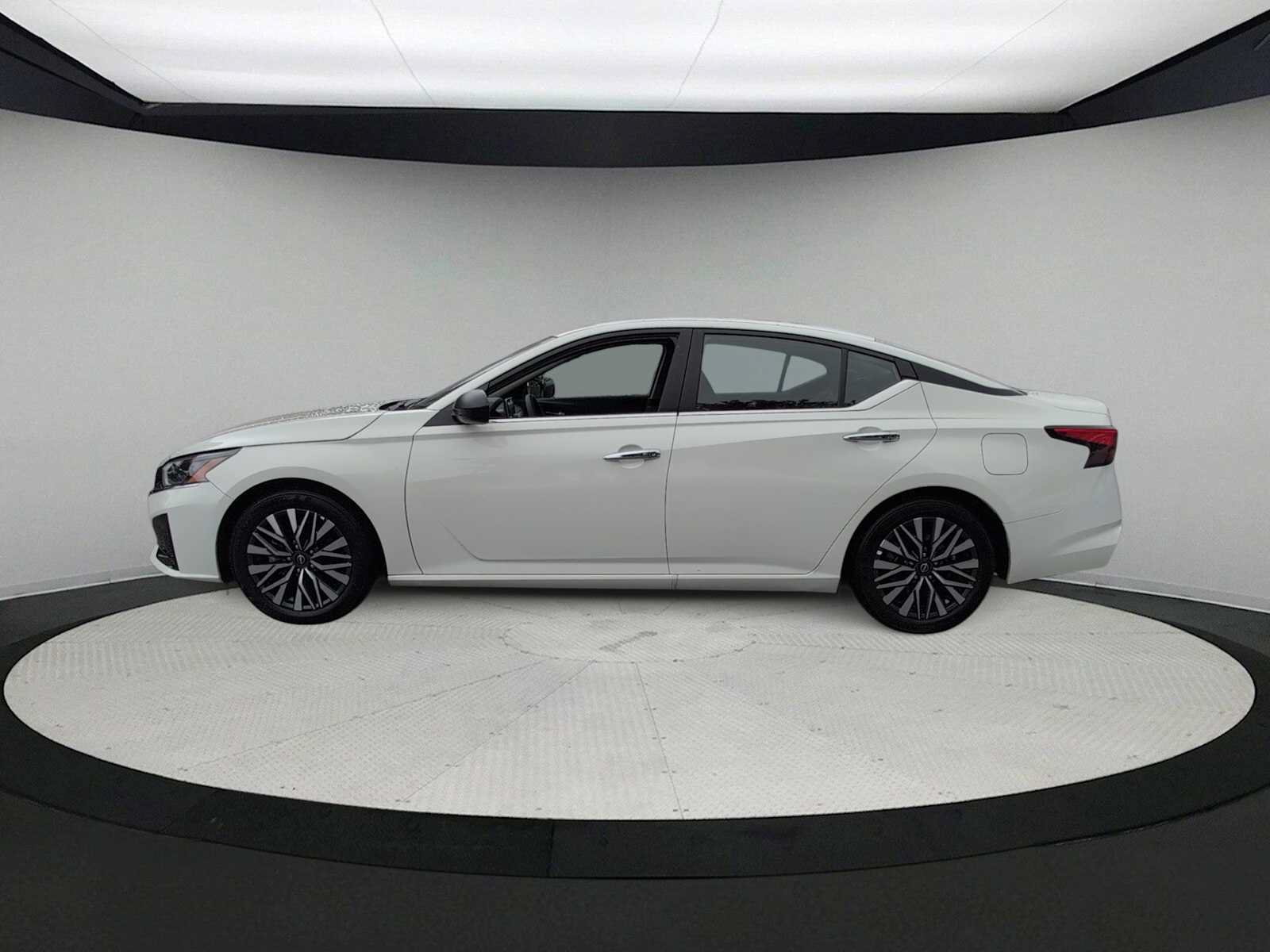 Used 2025 Nissan Altima 2.5 SV FWD image 5