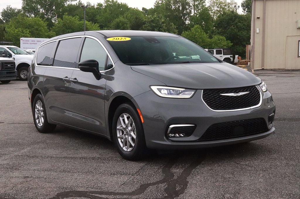 Used 2025 Chrysler Pacifica Select FWD image 3