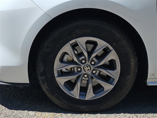 Used 2024 Toyota Sienna LE image 9