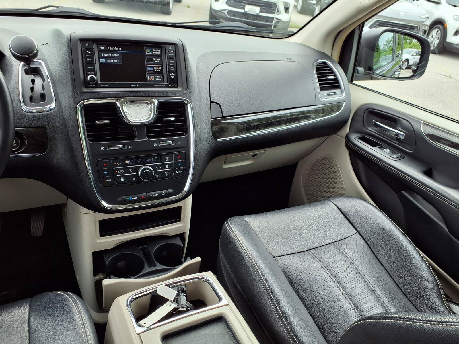 Used 2015 Chrysler Town & Country Touring-L w/ Driver Convenience Group FWD image 4