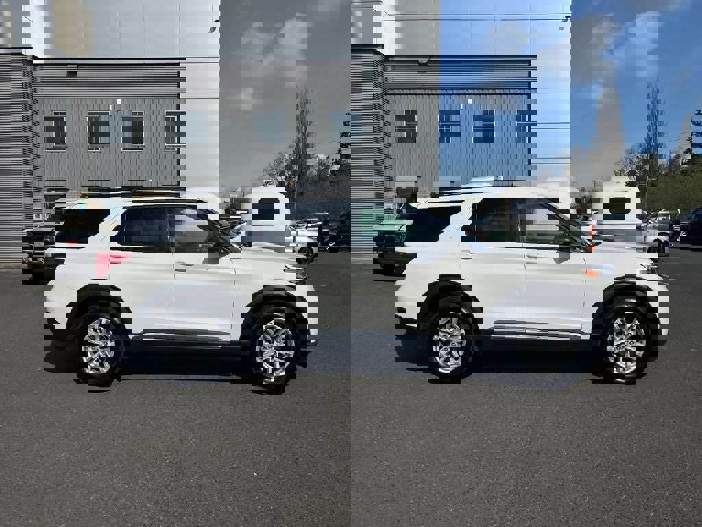 Used 2024 Ford Explorer XLT w/ Equipment Group 202A AWD/4WD image 9