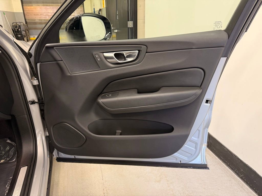 Used 2025 Volvo XC60 B5 Plus image 27