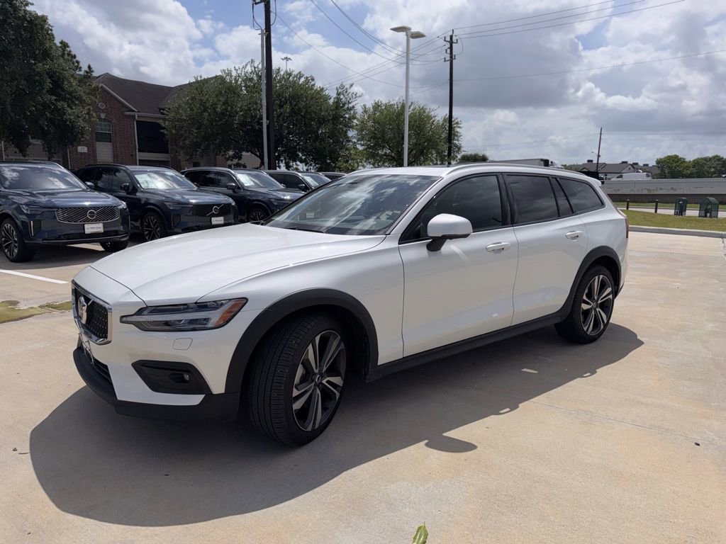 Used 2025 Volvo V60 B5 Cross Country Plus image 1