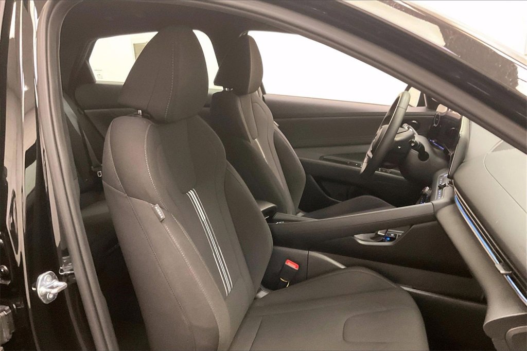 Certified 2025 Hyundai Elantra SEL image 6