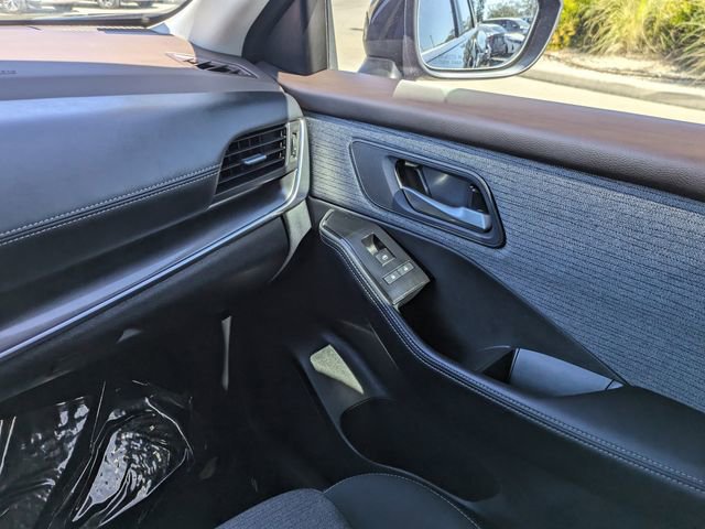 Used 2023 Nissan Rogue SV image 18