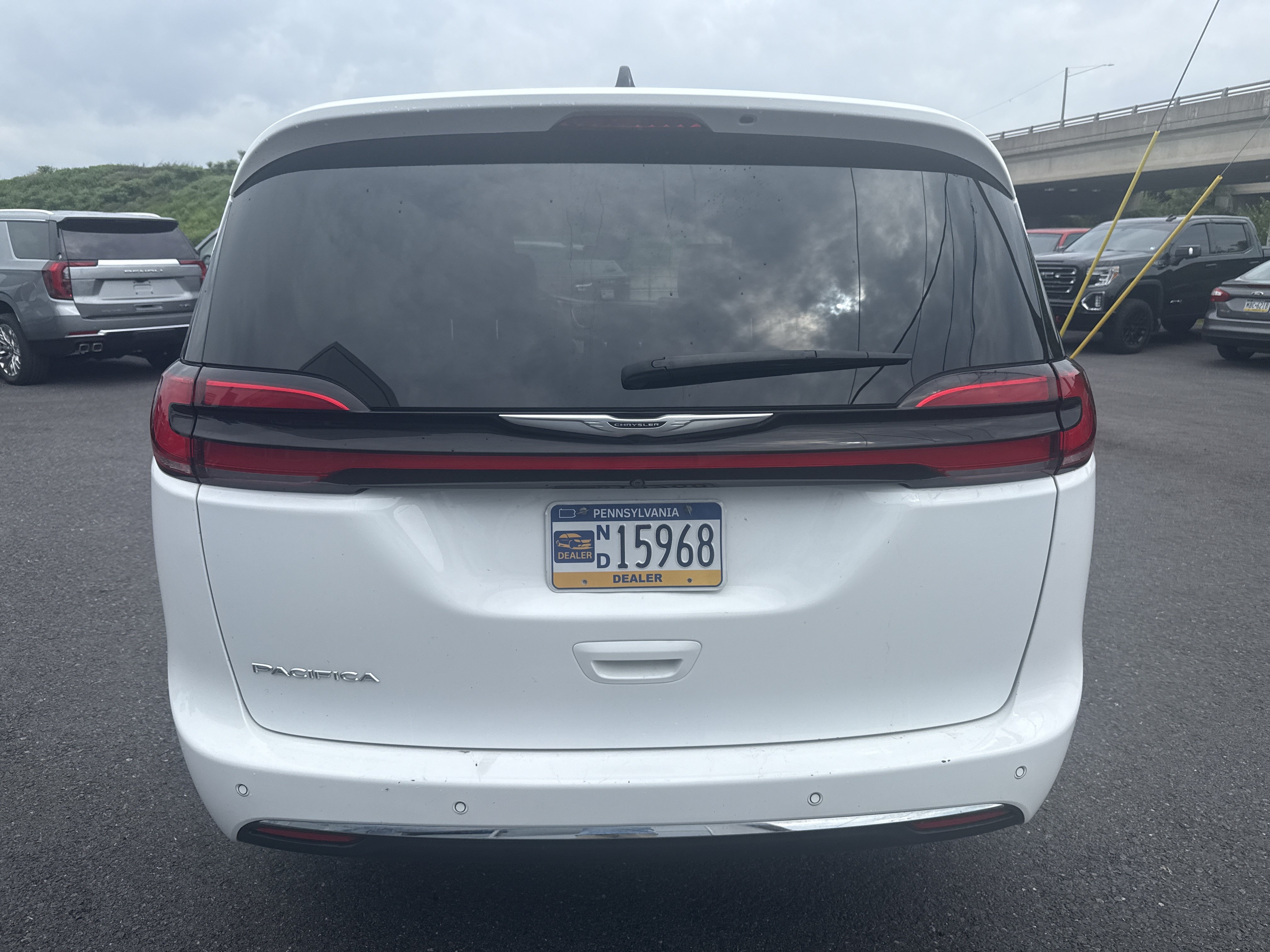 Used 2024 Chrysler Pacifica Touring-L FWD video 4