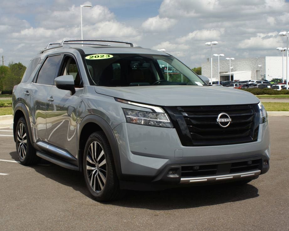 Used 2023 Nissan Pathfinder Platinum w/ Lighting Package (N93) FWD image 2