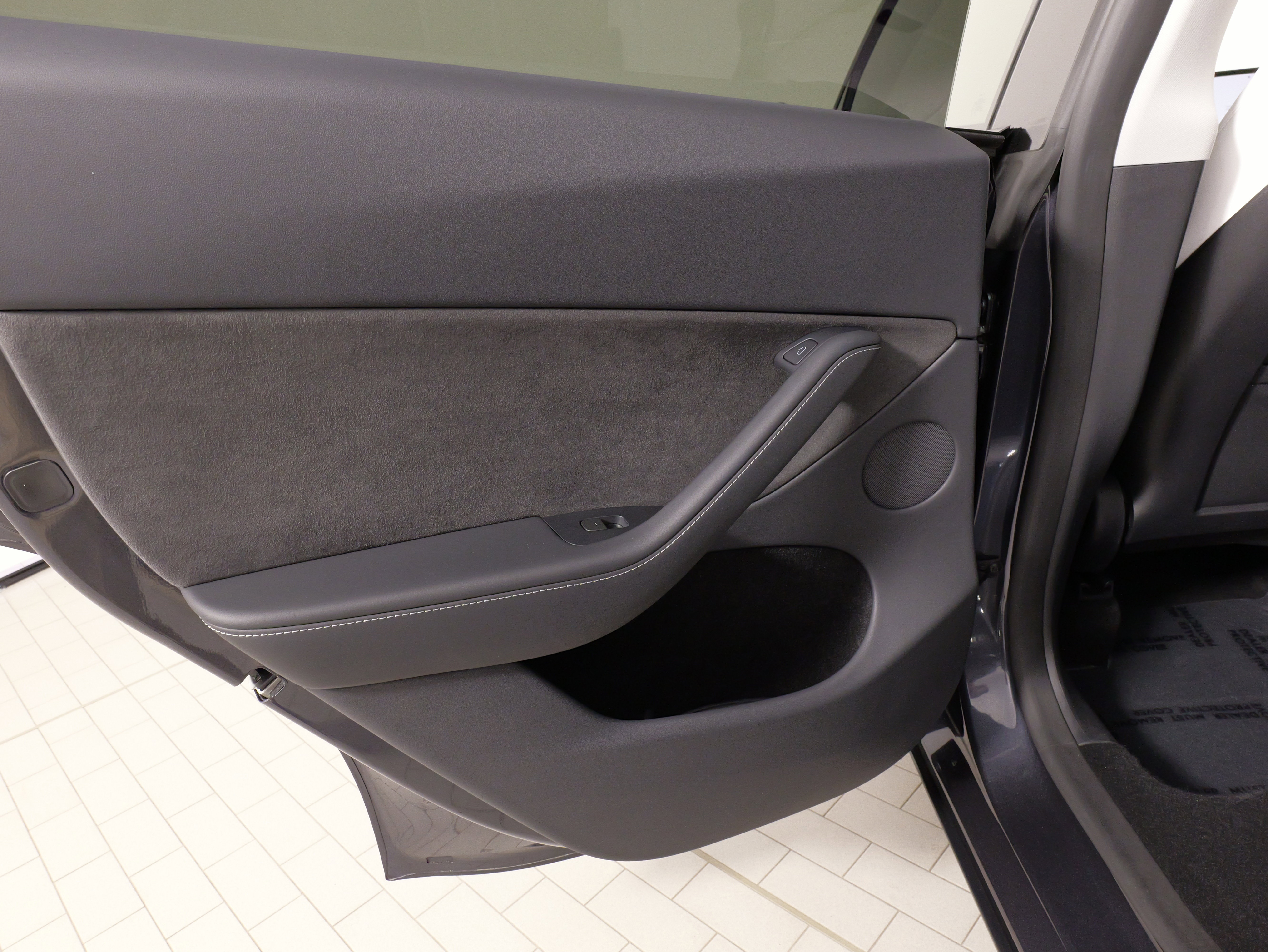 Used 2024 Tesla Model Y Long Range AWD/4WD image 36