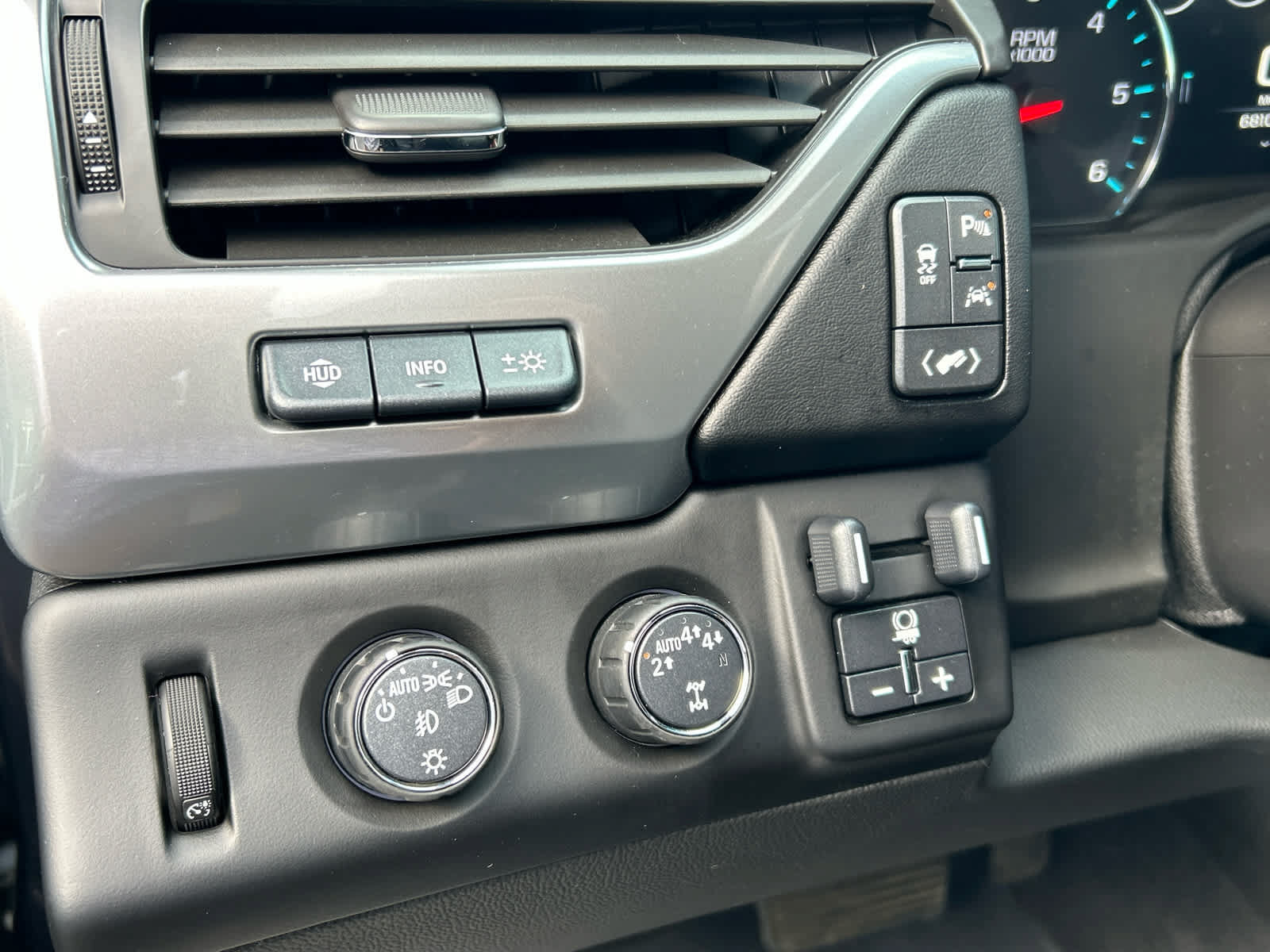 Used 2019 Chevrolet Suburban Premier AWD/4WD image 9