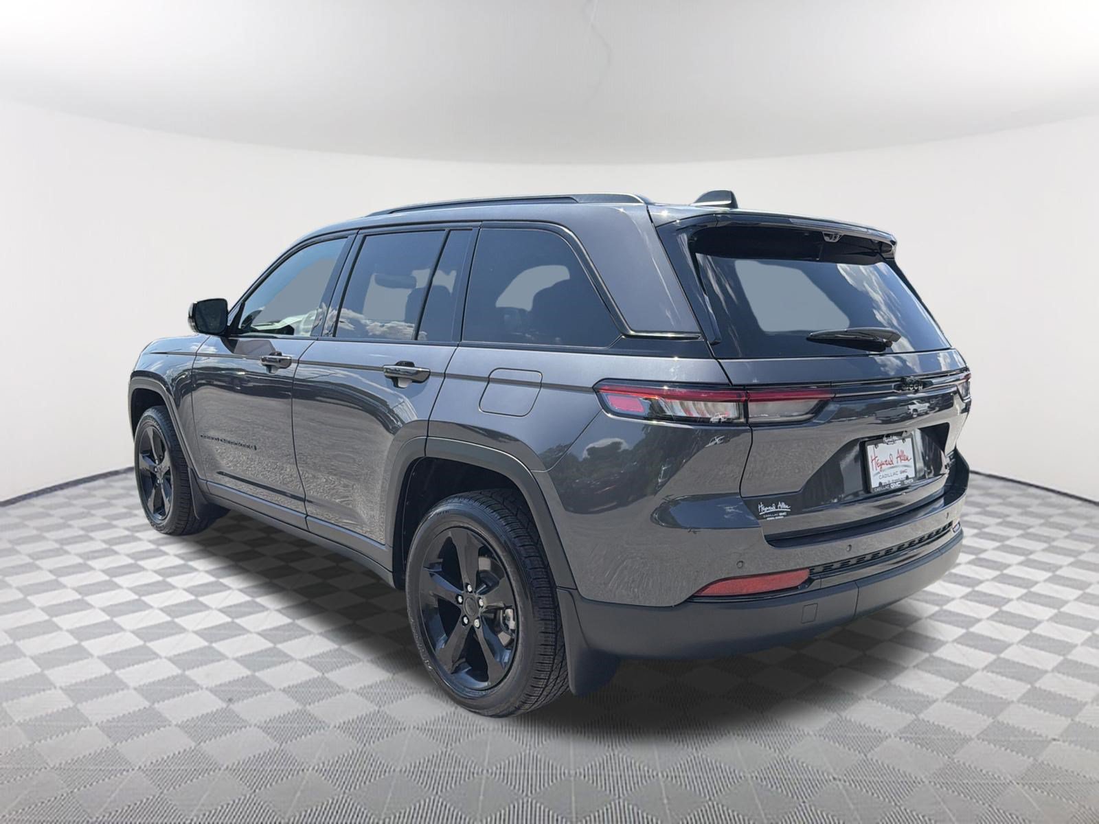 Used 2025 Jeep Grand Cherokee Limited w/ Luxury Tech Group II RWD image 3