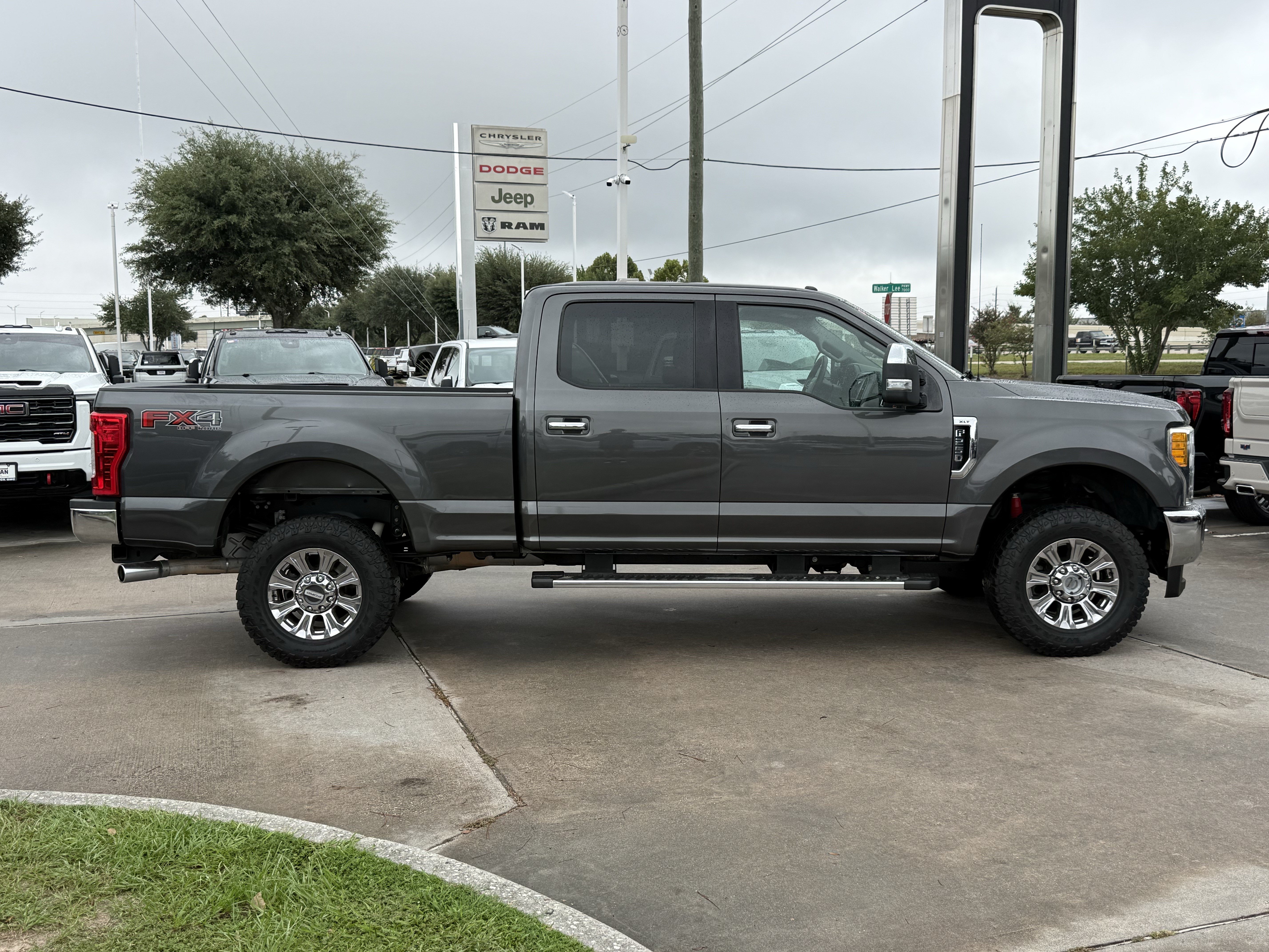 Used 2017 Ford F250 XLT w/ XLT Premium Package AWD/4WD image 3