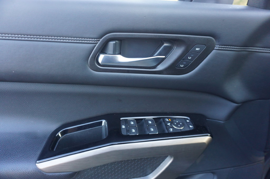 Used 2024 Nissan Pathfinder Platinum FWD image 4